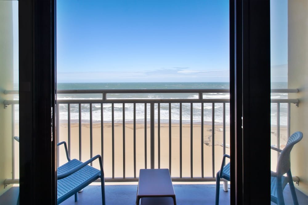 Номер Standard с балконом Holiday Inn Express Hotel & Suites Virginia Beach Oceanfront, an IHG Hotel