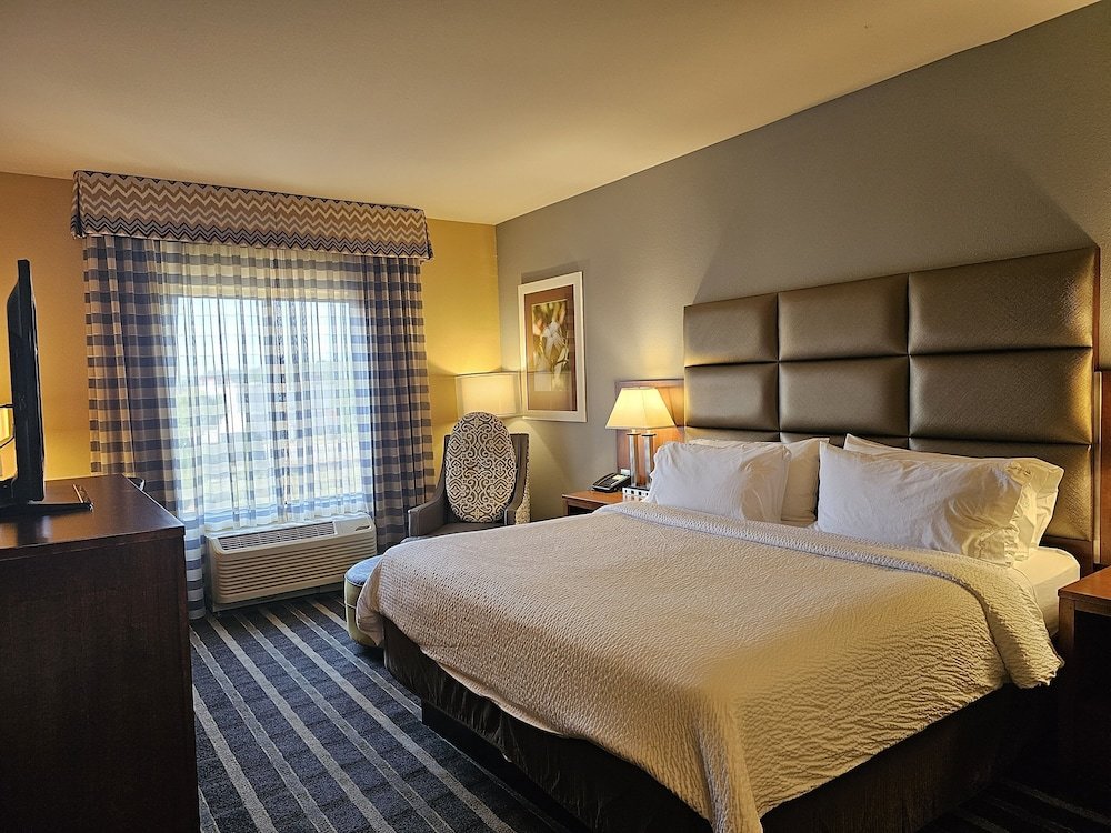 Люкс Deluxe Holiday Inn Express & Suites Perry-National Fairground Area, an IHG Hotel