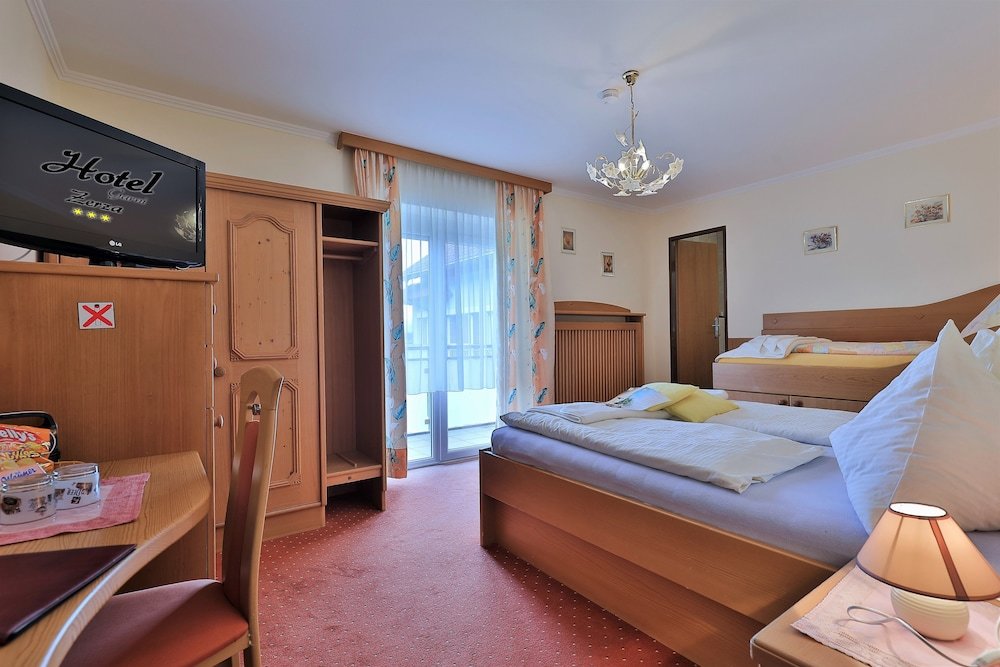 Standard Triple room with balcony Hotel-Garni Zerza