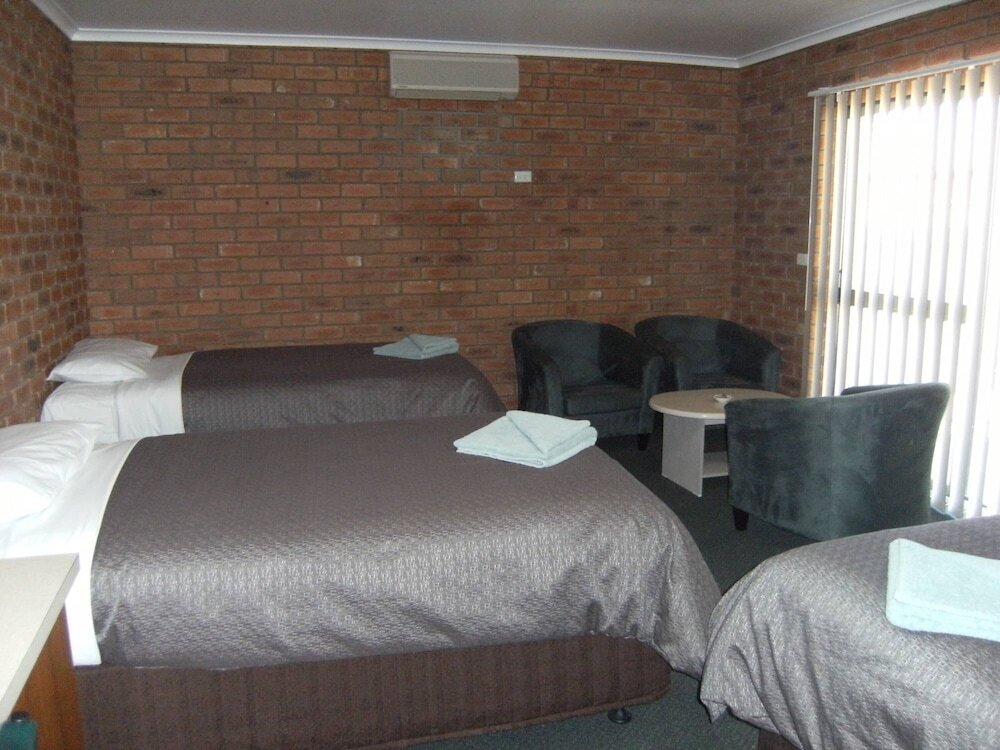 1 Bedroom Standard Quadruple Family room with garden view Regency Court Motel