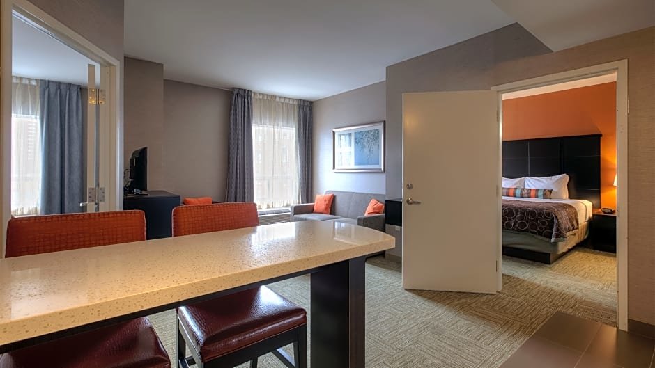 Одноместный люкс с 2 комнатами Staybridge Suites Hamilton - Downtown, an IHG Hotel