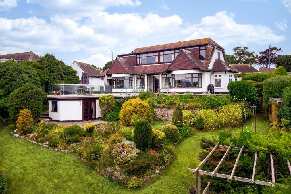Camera Standard The Spinney - Spectacular views over the bay and close to beach with parking