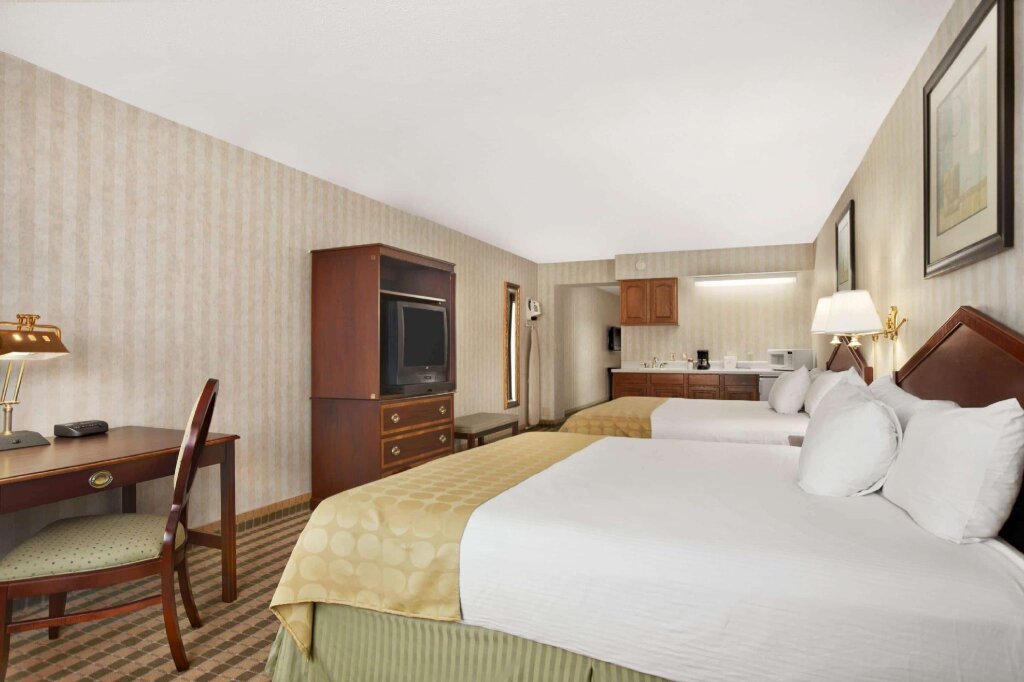 Четырёхместный люкс Ramada by Wyndham Saginaw Hotel & Suites