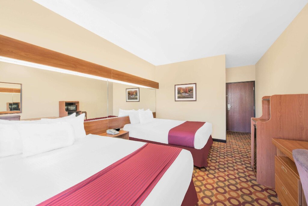 Четырёхместный номер Standard Microtel Inn & Suites by Wyndham Corpus Christi/Aransas Pass