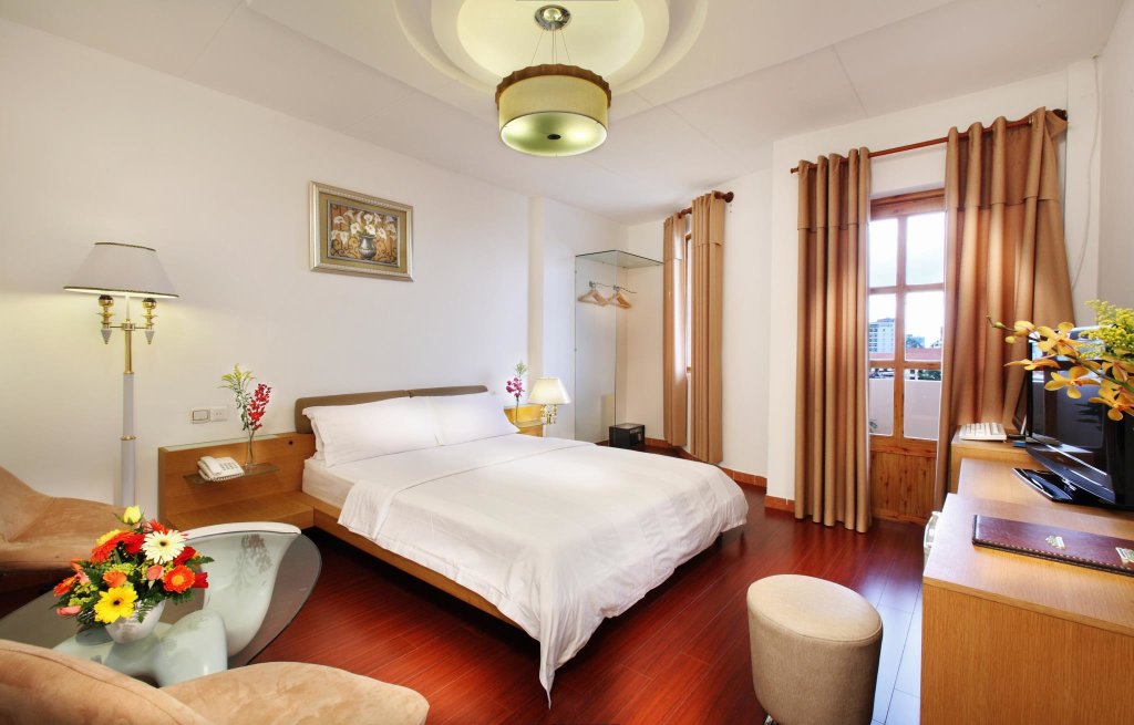 Кровать в общем номере Ben Thanh Market Central Hotel