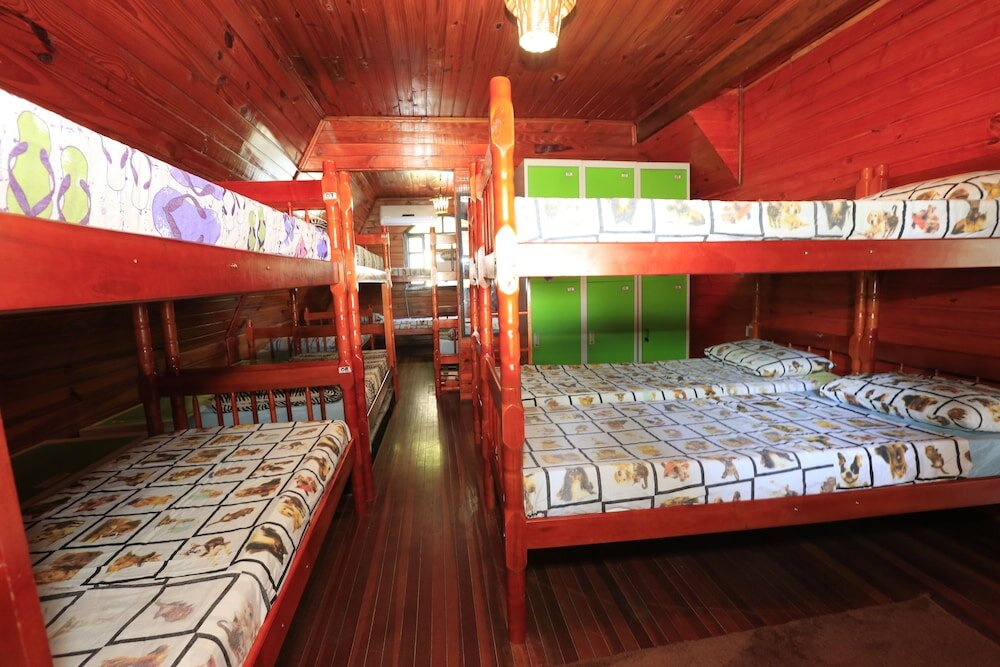 Кровать в общем номере Hostel Chalé da Praia