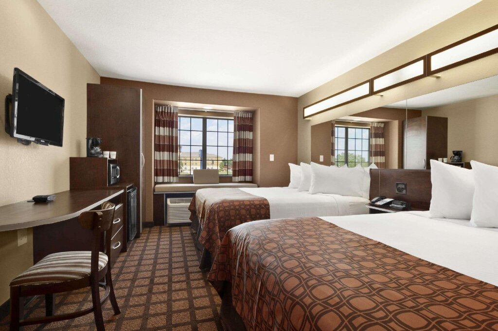 Четырёхместный номер Standard Microtel Inn & Suites by Wyndham Gonzales TX