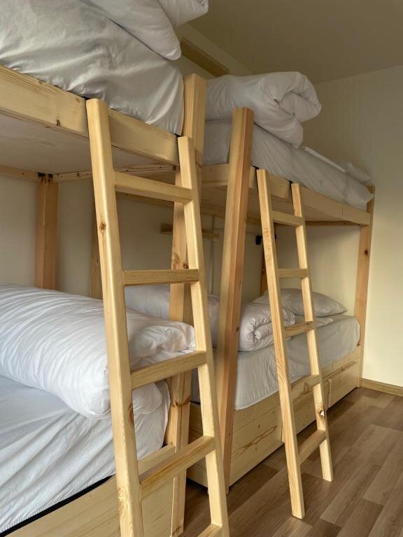 Кровать в общем номере Battuta Hostel