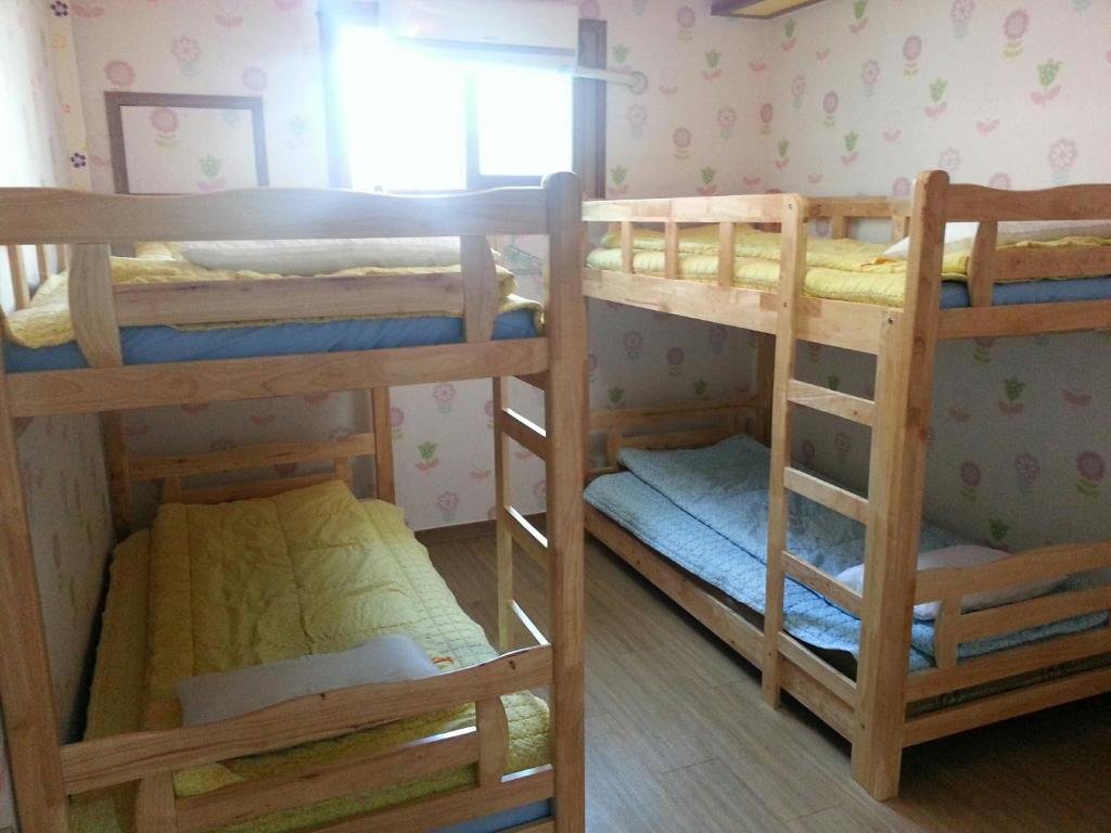 Кровать в общем номере (мужской номер) Gyeongju Friend Guesthouse