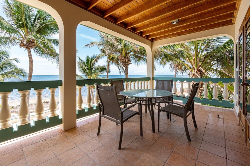 Люкс с красивым видом из окна Belizean Shores Resort