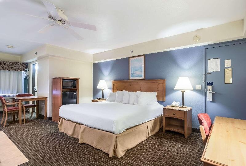 Люкс с 2 комнатами Rodeway Inn & Suites Mackinaw City - Bridgeview