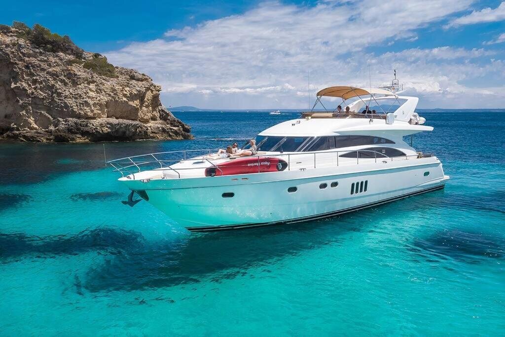 Standard Zimmer Euphoria Luxury Yacht including Full Day Charter for up to12 guests