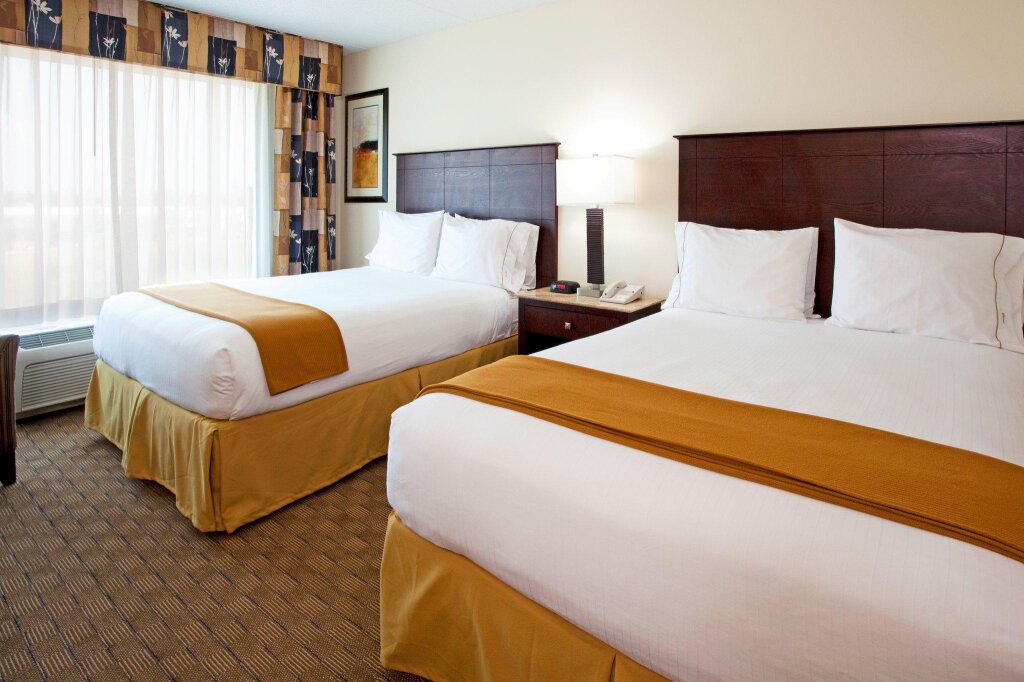 Четырёхместный номер Standard Holiday Inn Express Hotel & Suites Columbus at Northlake, an IHG Hotel