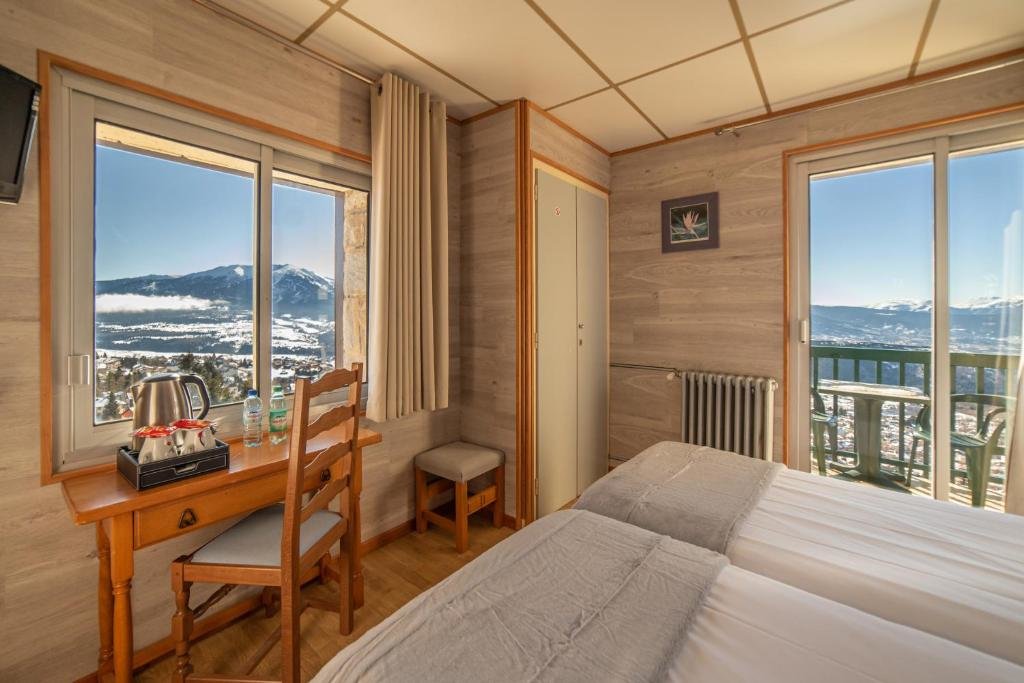 Standard Family room with mountain view Hotel des Pyrénées