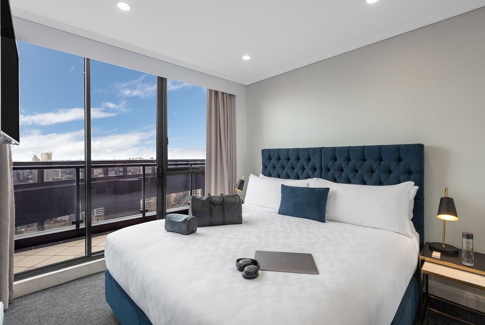 3 Bedrooms Standard Penthouse room with balcony Meriton Suites Pitt Street, Sydney
