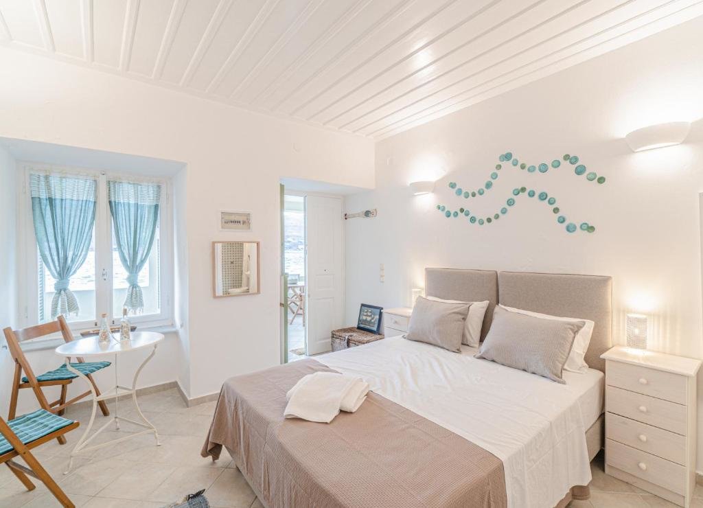 Hütte 3 Zimmer Seafront House in Andros Town with Sunrise & Ocean Views