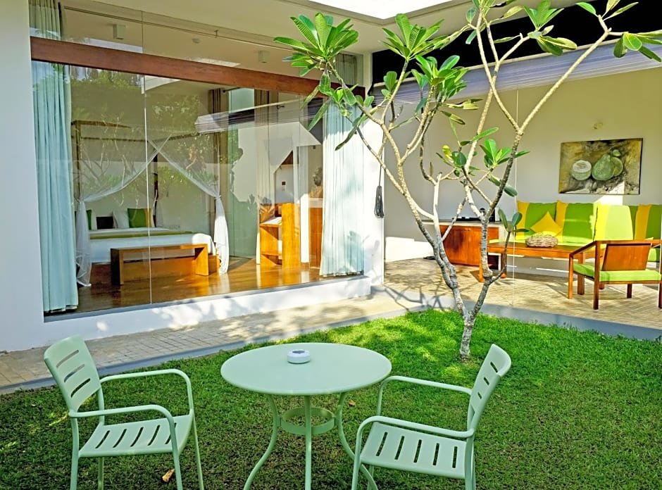 Standard triple chambre Vue jardin Calamansi Cove Villas