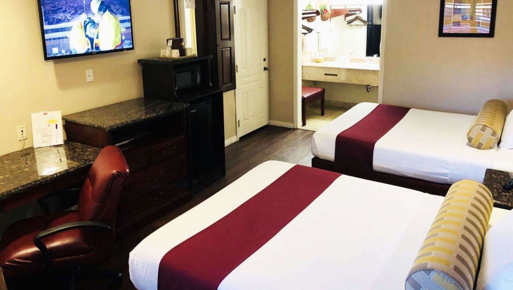 Четырёхместный номер Standard Dynasty Suites Hotel