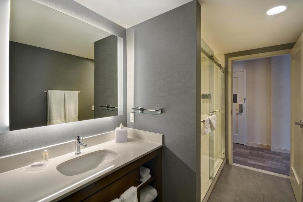 Suite 1 Schlafzimmer mit Balkon und mit Stadtblick Residence Inn by Marriott New Orleans French Quarter Area/Cen B