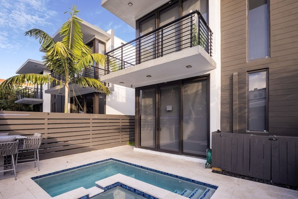 Коттедж Coral Ridge Playtime - Gorgeous Private Pool Home Close To Everything! 3 Bedroom Townhouse by Redawning