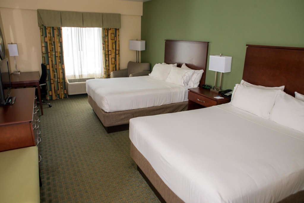 Четырёхместный номер Standard Holiday Inn Express Hotel & Suites Cocoa, an IHG Hotel