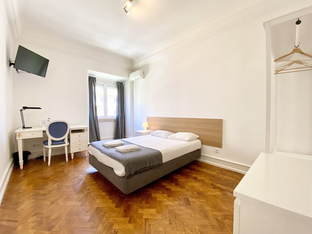 Кровать в общем номере с 6 комнатами Home Out Rooms & Apartments