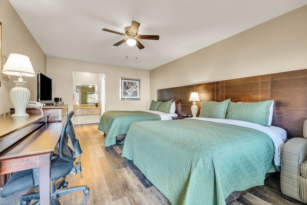 Standard quadruple chambre avec balcon Quality Inn Monterey