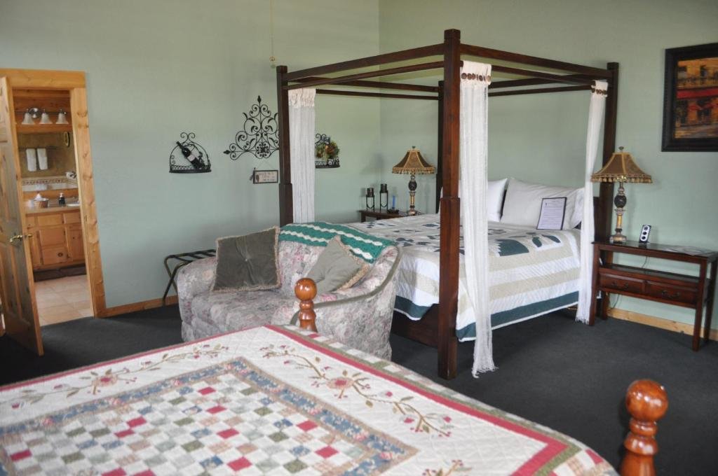 Deluxe Suite Elkwood Manor Bed & Breakfast
