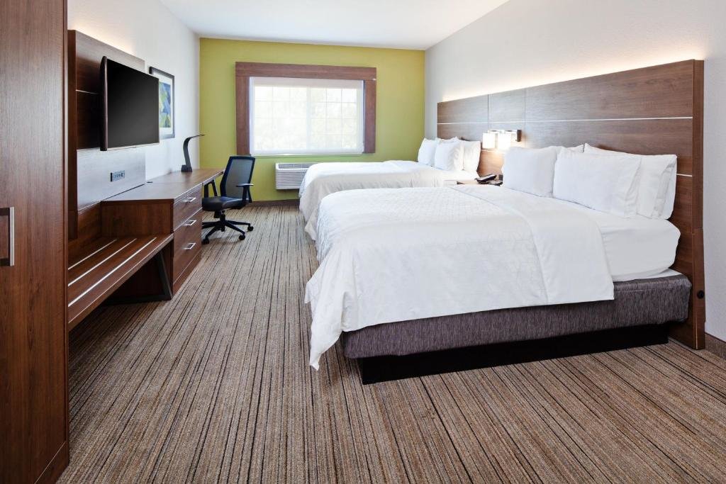 Двухместный номер Standard Holiday Inn Express & Suites - Tulare, an IHG Hotel