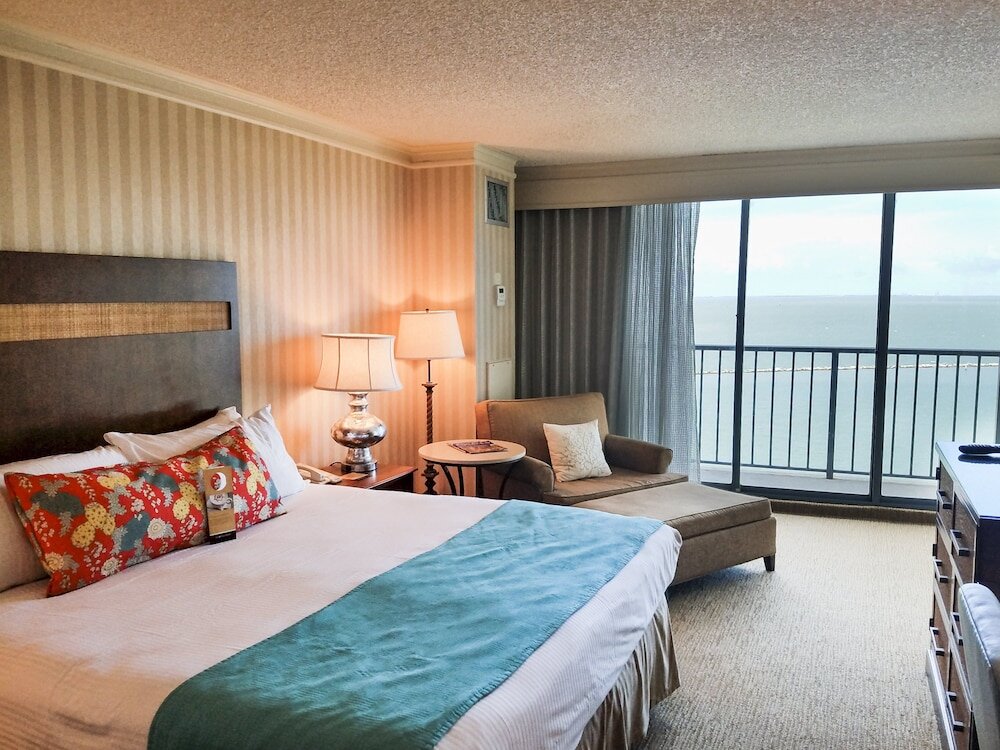 Двухместный номер Premier с балконом и с видом на залив Omni Corpus Christi Hotel