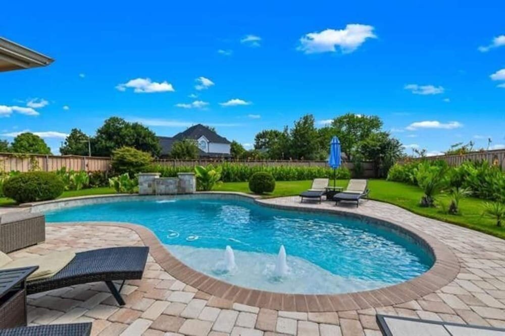Cabaña Home Pool 15 Minutes from DFW Airport