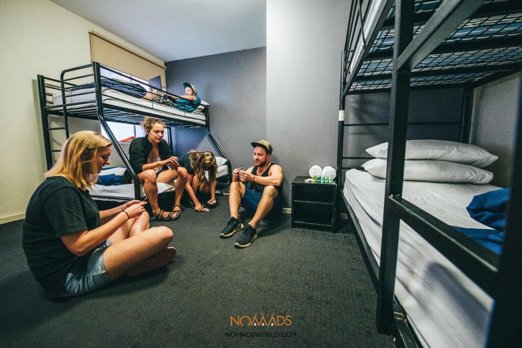 Кровать в общем номере (женский номер) Nomads Melbourne Backpackers