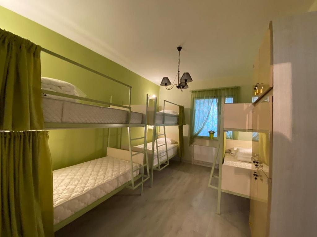 Кровать в общем номере Santorini Guest House