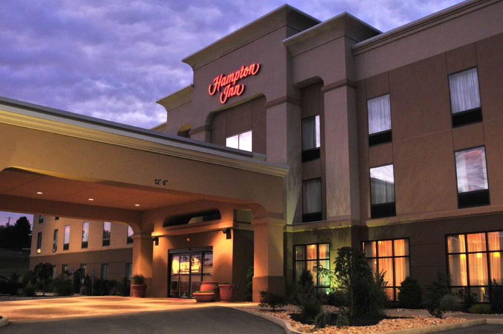 Кровать в общем номере Hampton Inn Indiana