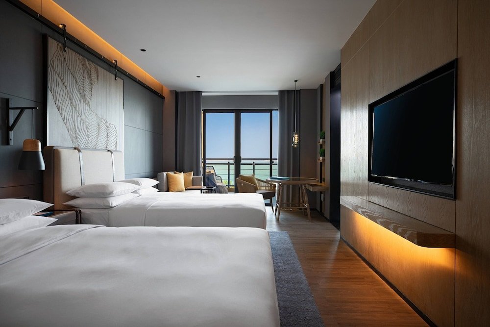 Standard Quadruple room with balcony and with ocean view Renaissance Xiamen Hotel