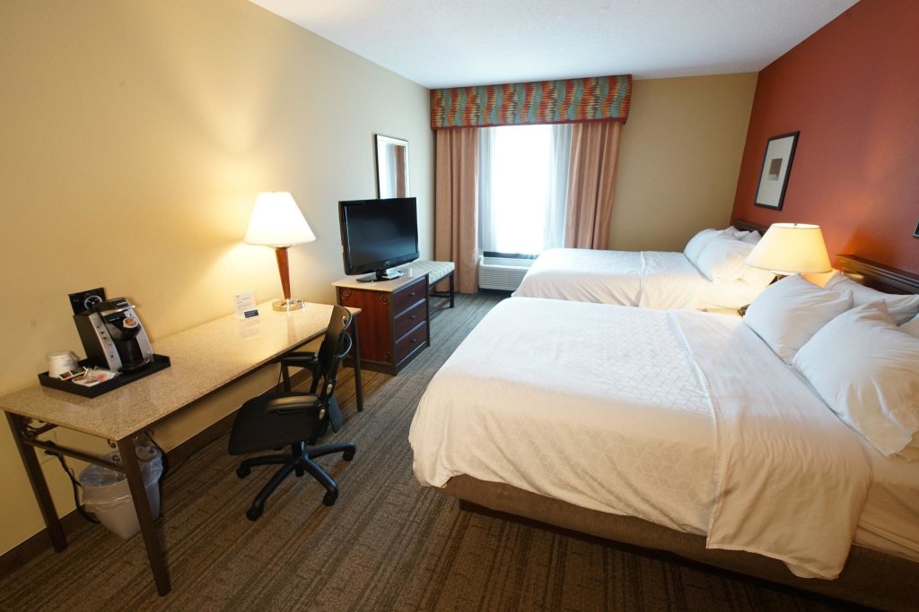 Четырёхместный номер Standard Holiday Inn Express Hotel & Suites Tampa-Oldsmar, an IHG Hotel