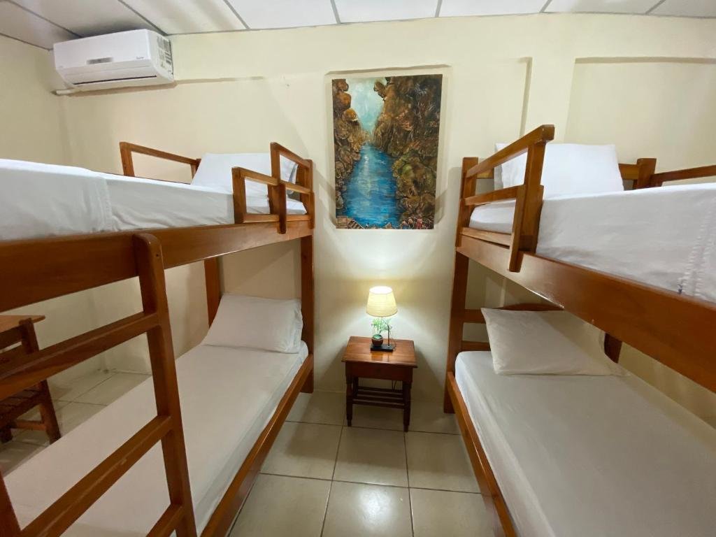 Кровать в общем номере Hostal Vista al Mar