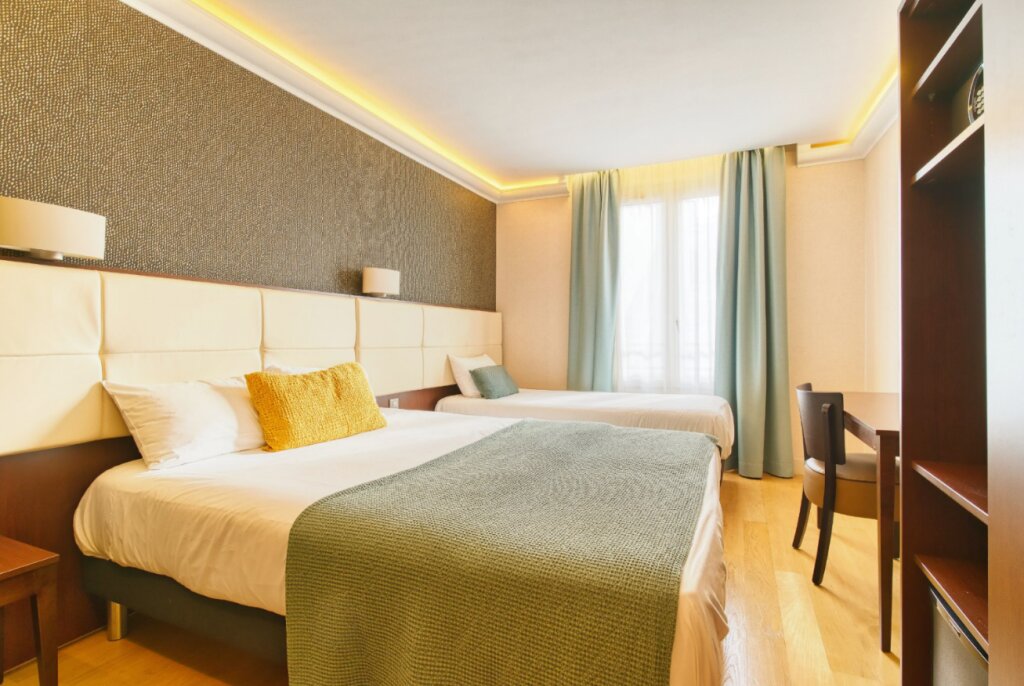 Кровать в общем номере Hotel Nord Est