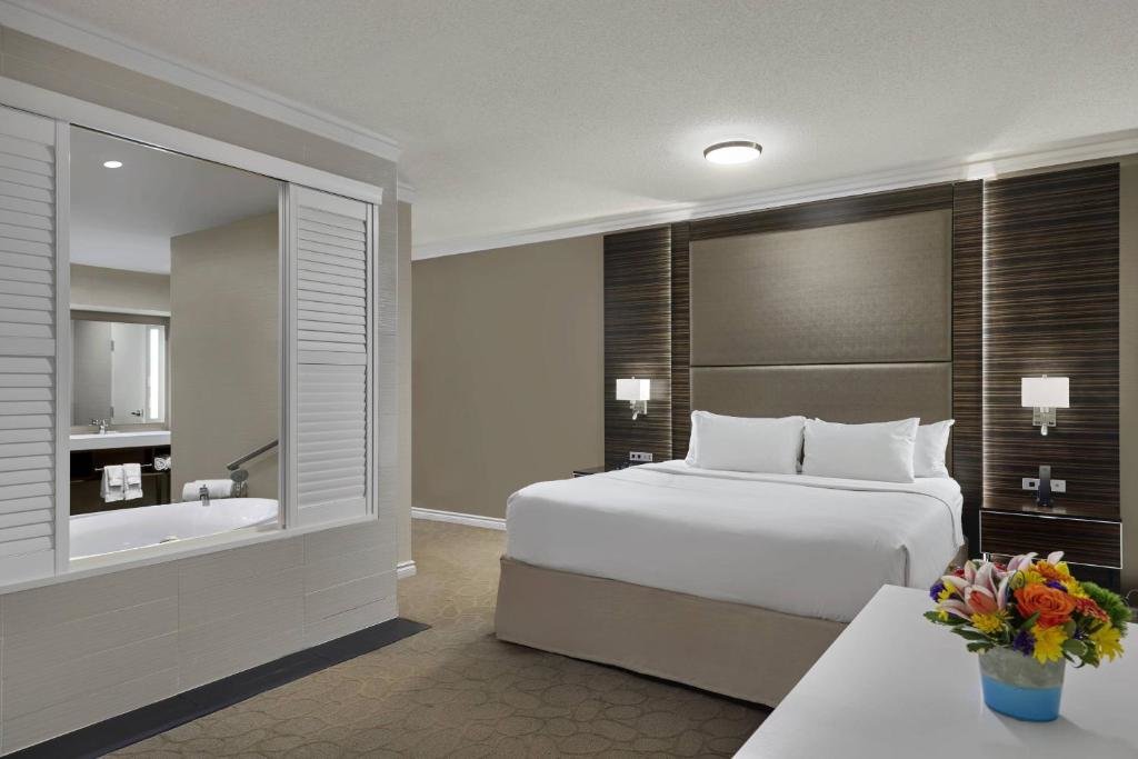 Двухместный номер Premier с видом на город Delta Hotels by Marriott Edmonton Centre Suites
