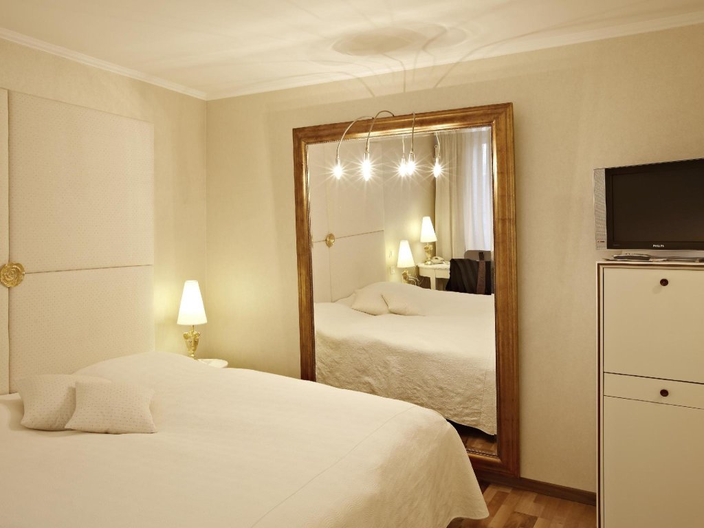 Standard Triple room with city view Hotel des Balances