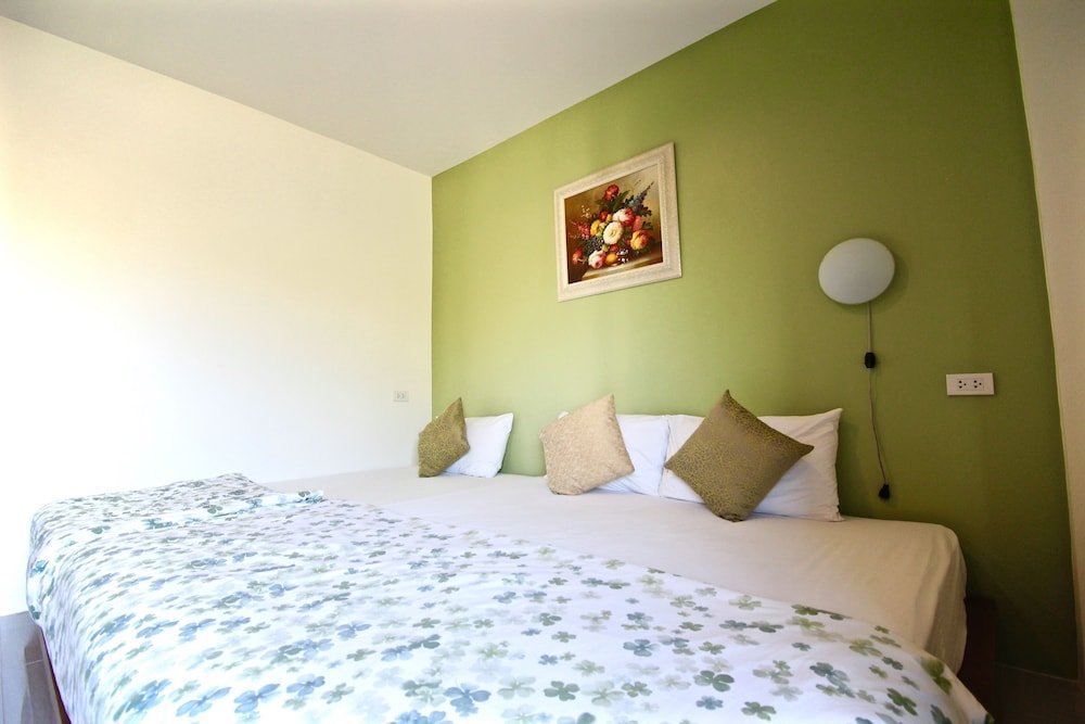 Deluxe Triple room with balcony Green Apple Villa