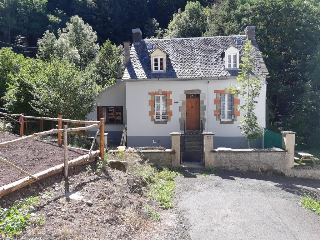 Отель Maison 10 personnes Chez Perrine et Nicolas 1* в Ла-Бурбуль, Massif  du Sancy. Забронировать Maison 10 personnes Chez Perrine et Nicolas 1*, 646  Route De Vendeix, 63150. Оплата картами МИР.