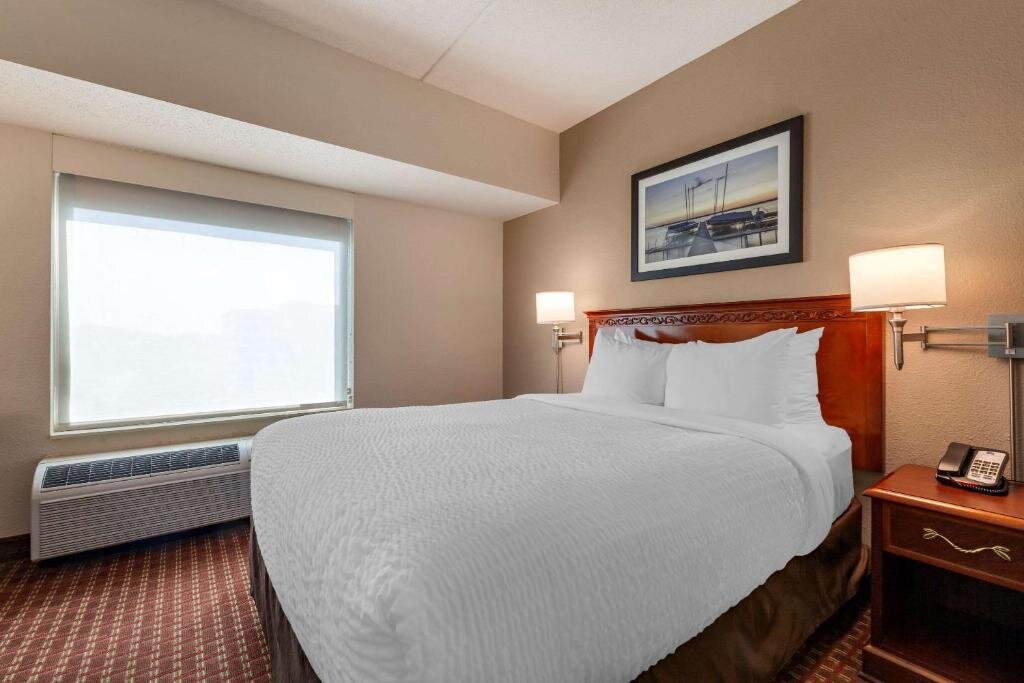 1 Bedroom Suite Clarion Suites at The Alliant Energy Center