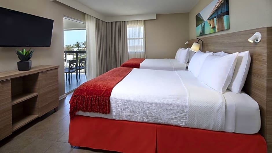 Четырёхместный номер Standard oceanfront Pelican Cove Resort & Marina