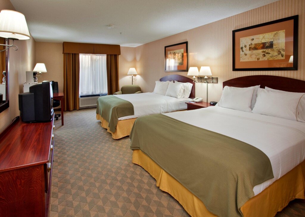 Четырёхместный номер Standard Holiday Inn Express Hotel & Suites Lansing-Leavenworth, an IHG Hotel