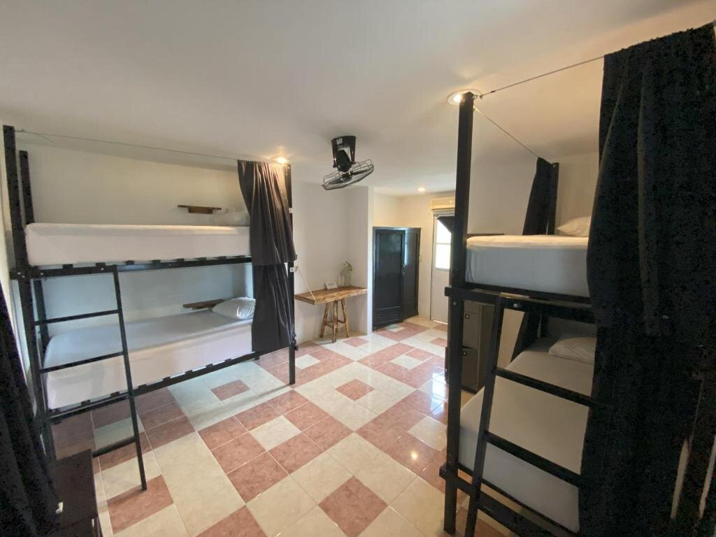 Кровать в общем номере (женский номер) Hostel Oryx Valladolid