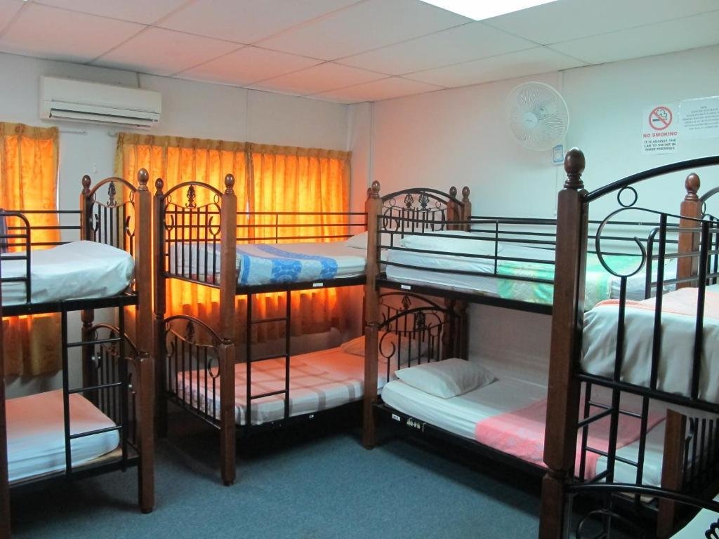 Кровать в общем номере Borneo Gaya Lodge