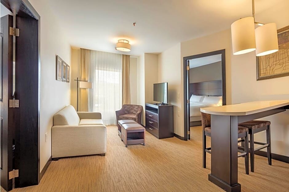 Четырёхместный люкс с 2 комнатами Staybridge Suites - Saltillo, an IHG Hotel
