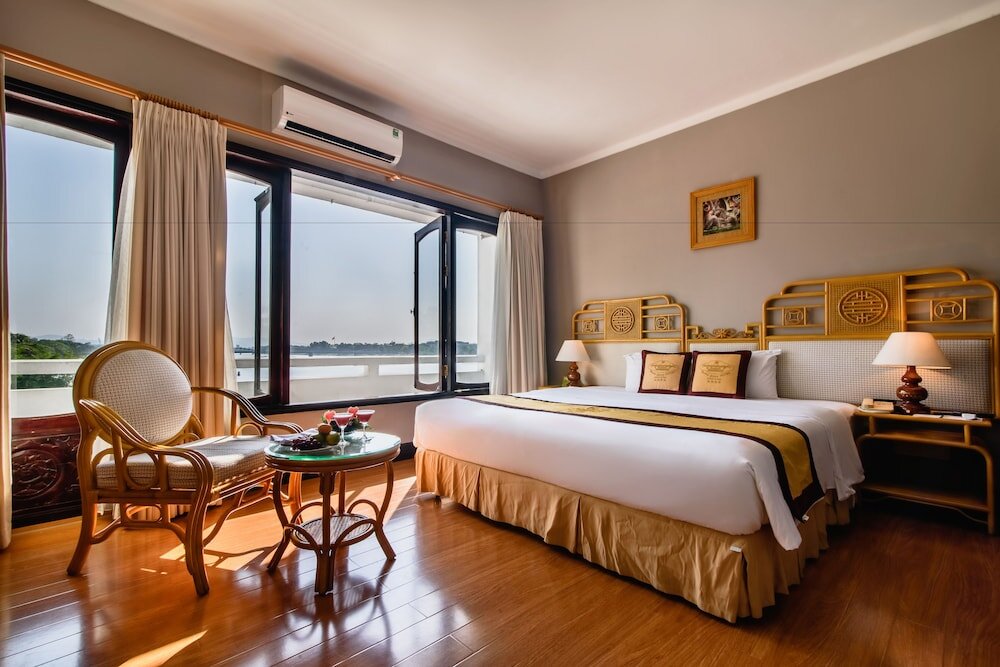 Deluxe chambre avec balcon et Vue sur la rivière Huong Giang Hotel Resort & Spa