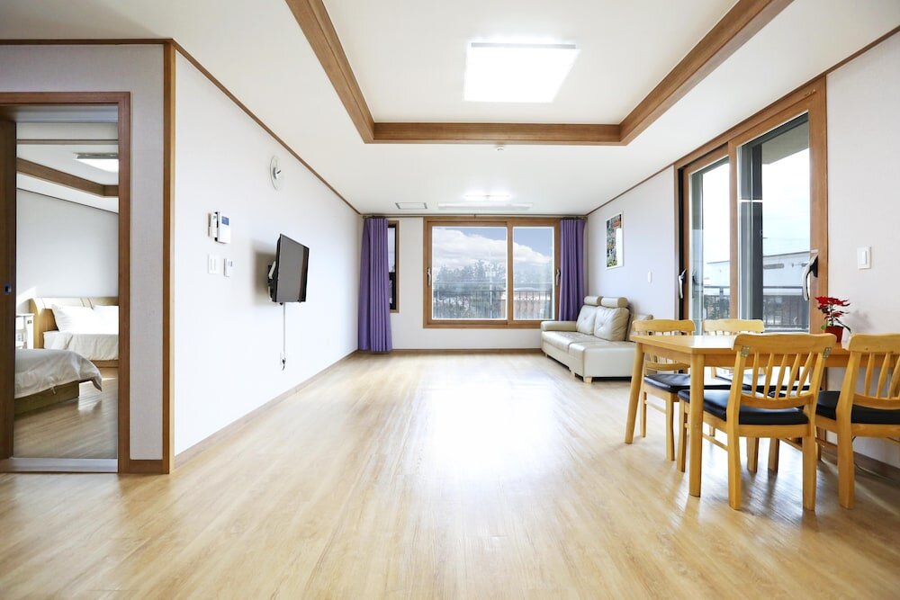 Suite 1 Schlafzimmer mit Balkon Jeju DK House Pension